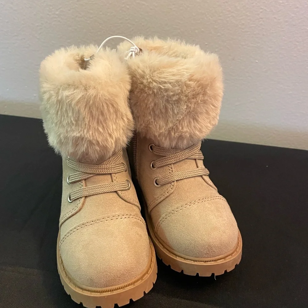 Old Navy Faux Fur Boots in Tan toddler size‎ 7